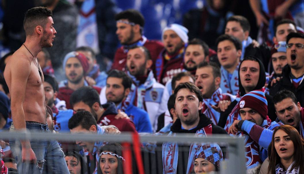 I tifosi turchi incitano la loro squadra (Afp)